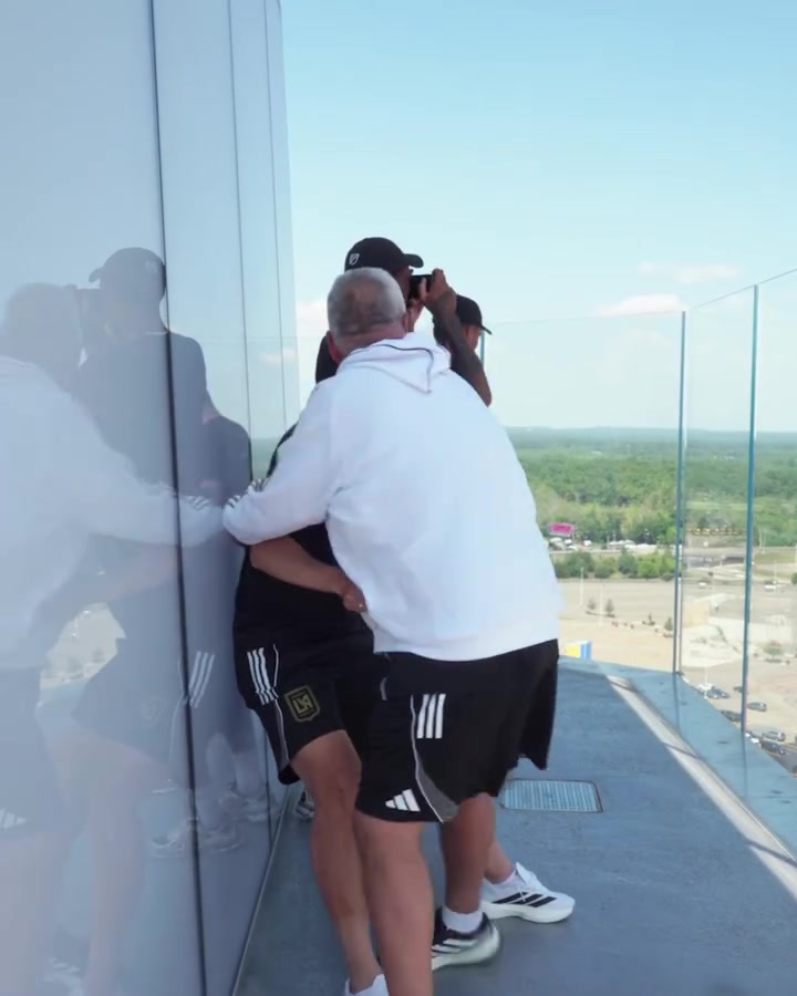 开云娱乐-恐高反应明显！孙兴慜高处俯瞰体育场时谨慎后退，小心翼翼探头观望