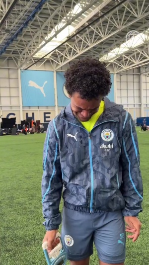 开云APP下载-曼城球员握力大比拼！哪位球员拥有最强大的握力？