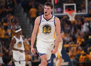 勇记：波斯特因脚踝伤势缺席夏季联赛 球队不想让他冒险