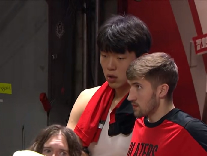 怎么还不开始？杨瀚森热完身后在场边等待湖人vs鹈鹕比赛结束