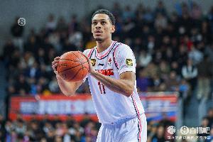 开云娱乐-攻防俱佳！贝兹利14投7中攻下20分8板1助 正负值+34全场最高
